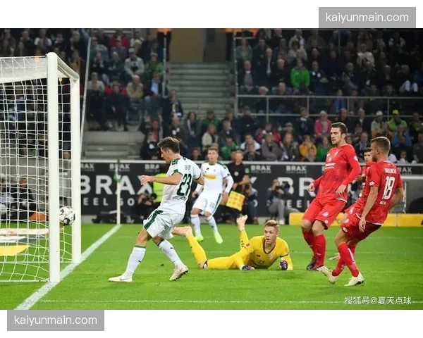 即时:美因茨vs门兴半场战罢,主队凭借高效的5-3-2防守反击取得一球领先